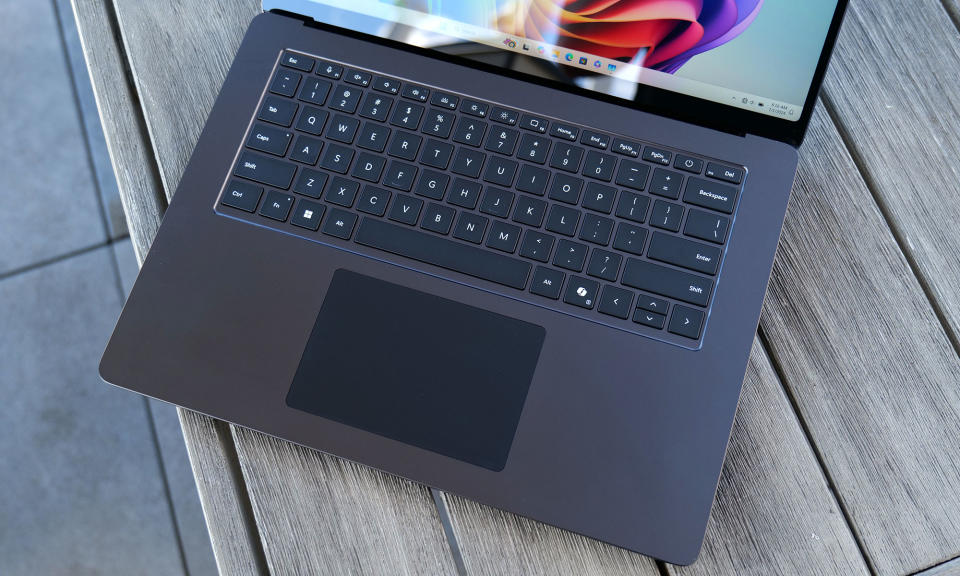 Le Surface Laptop 7 dispose d'un nouveau pavé tactile haptique très précis et réactif. 