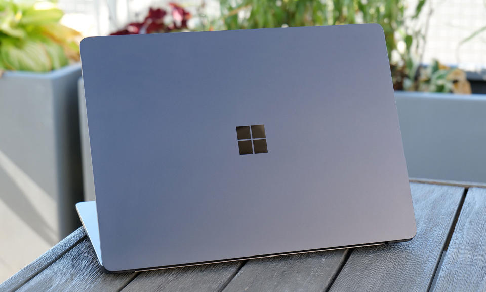 Le Surface Laptop 7 est doté d'un châssis élégant en aluminium recyclé. 