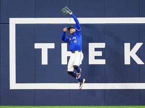 Le voltigeur des Jays George Springer attrape la balle contre le mur du Rogers Centre lors de la victoire 7-6 contre Houston mardi. Mark Blinch/Getty Images