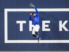 Les Blue Jays sont sur le point de perdre leur avance de 7-0, mais parviennent à s’accrocher pour renverser les Astros de Houston