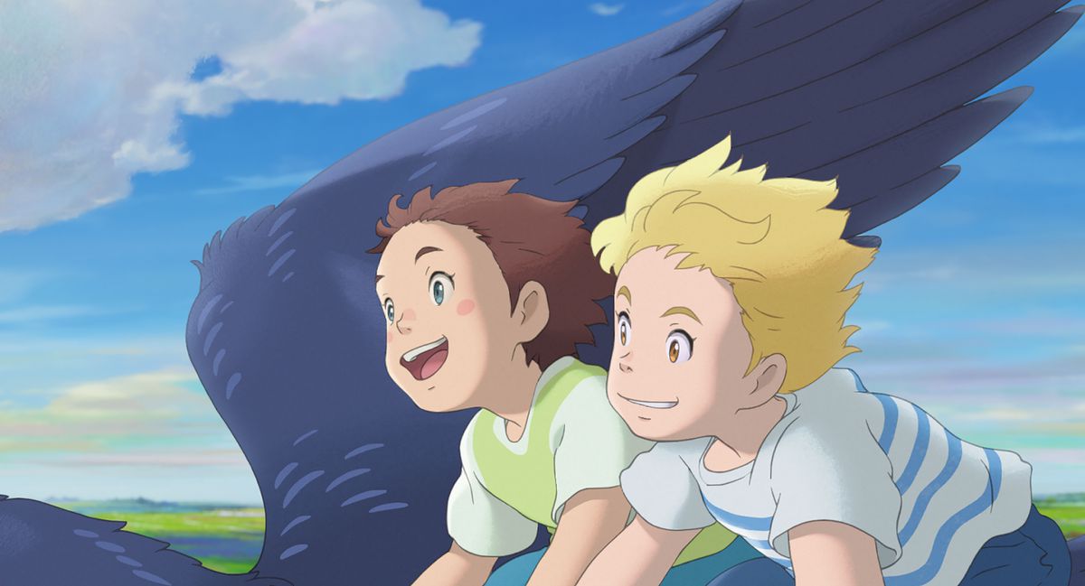Une fille aux cheveux bruns et un garçon aux cheveux blonds portant une chemise rayée sourient tout en volant dans les airs d'un oiseau bleu foncé géant dans L'Imaginaire.