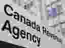 Un panneau à l’extérieur de l’Agence du revenu du Canada est visible le 10 mai 2021 à Ottawa. 