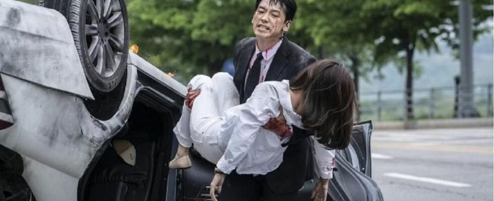 Rain as bodyguard Seo Do-yoon and Kim Ha-neul as Oh Wan-soo in revenge drama Red Swan