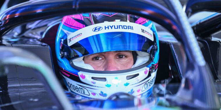 Le pilote paralysé Robert Wickens teste une voiture de Formule E avec commandes manuelles