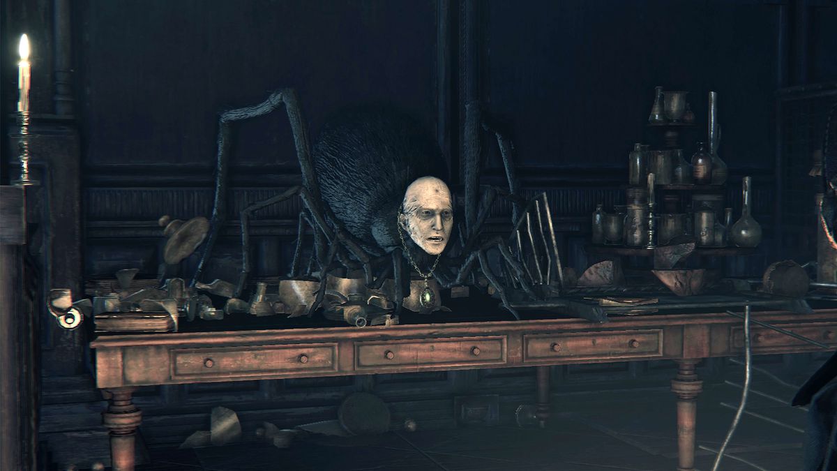 Patches the Spider est assis sur une table dans le bâtiment de conférence entouré de livres et d'équipements scientifiques dans une capture d'écran de Bloodborne