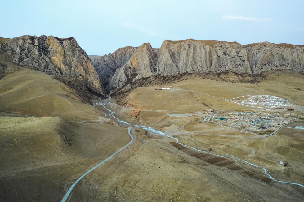 Le bassin de Ganjia borde les falaises qui contiennent la grotte karstique de Baishiya.