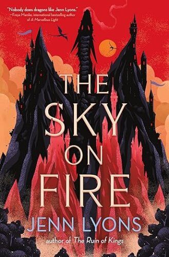 couverture de The Sky on Fire de Jenn Lyons ; illustration de châteaux dans les montagnes dont les contours forment également un dragon sur un ciel rouge