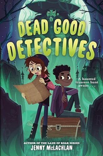 couverture de Dead Good Detectives de Jenny McLachlan ; illustration d'une jeune fille blanche portant un chapeau et des lunettes tenant une carte et d'un jeune garçon noir portant un sweat-shirt violet assis sur un coffre au trésor