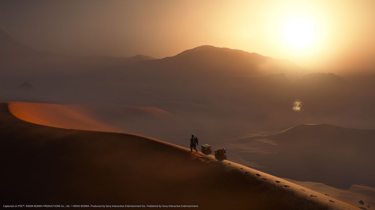 Un plan d'ensemble de Sam Bridges marchant au sommet d'une dune du désert dans Death Stranding 2