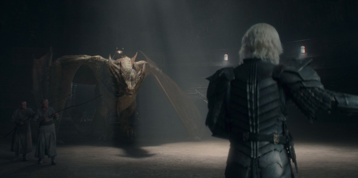 Aegon s'approche de Sunfyre enchaîné dans le sous-sol de Port-Réal dans House of the Dragon saison 2, épisode 4
