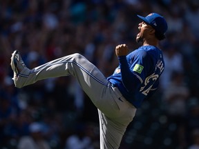 Le lanceur de relève Genesis Cabrera des Blue Jays de Toronto célèbre après un match contre les Mariners de Seattle au T-Mobile Park le 7 juillet 2024 à Seattle, Washington. Les Blue Jays ont gagné 5-4 en 10 manches.