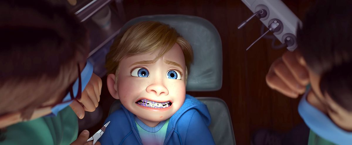 Riley, 13 ans, grimace sur la chaise du dentiste dans une scène du film Vice-Versa 2 des studios d'animation Pixar