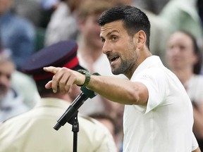 Le Serbe Novak Djokovic fait un geste vers la foule alors qu'il est interviewé après avoir battu le Danois Holger Rune lors de leur match du quatrième tour aux championnats de tennis de Wimbledon à Londres, le lundi 8 juillet 2024.