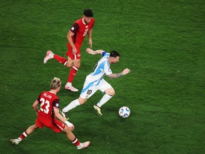 Lionel Messi d'Argentine conduit le ballon contre Liam Millar et Stephen Eustaquio du Canada lors du match de demi-finale de la CONMEBOL Copa America 2024 entre le Canada et l'Argentine au MetLife Stadium le 9 juillet 2024 à East Rutherford, New Jersey.