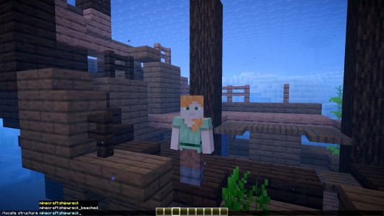 Alex se tient sur une épave alors que la commande de localisation Minecraft apparaît dans le coin inférieur gauche de l'écran.