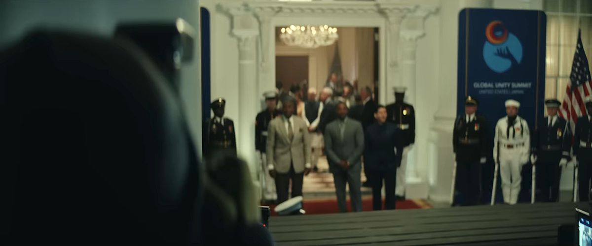 Isaiah Bradley, Sam Wilson et Joaquín Torres se tiennent près d'une porte de la Maison Blanche dans une image tirée de la bande-annonce de Captain America : Brave New World