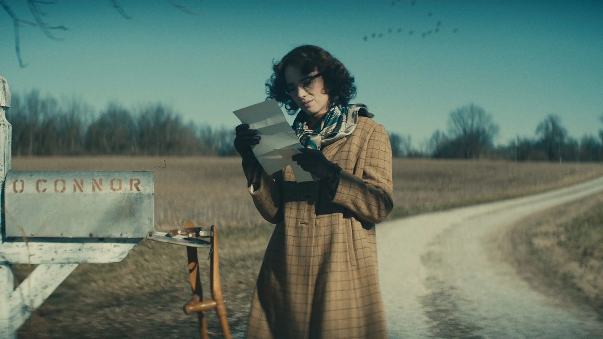 Maya Hawke dans le rôle de Flannery O'Connor lisant une lettre à côté de sa boîte aux lettres ouverte dans Wildcat.