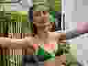 Eugénie Bouchard posant en bikini vert étriqué.