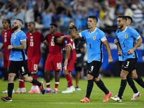 L'Uruguayen Luis Suarez (9) et ses coéquipiers célèbrent après avoir battu le Canada aux tirs au but lors du match pour la troisième place de la Copa America à Charlotte, Caroline du Nord, le samedi 13 juillet 2024.
