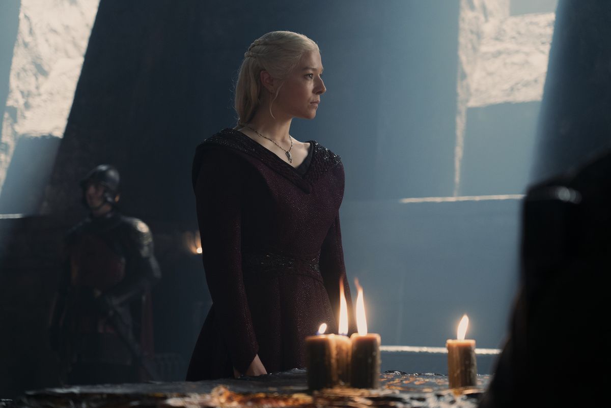 Rhaenyra se tient à sa table de guerre tandis que la lumière remplit l'obscurité des fenêtres dans la saison 2 de House of the Dragon