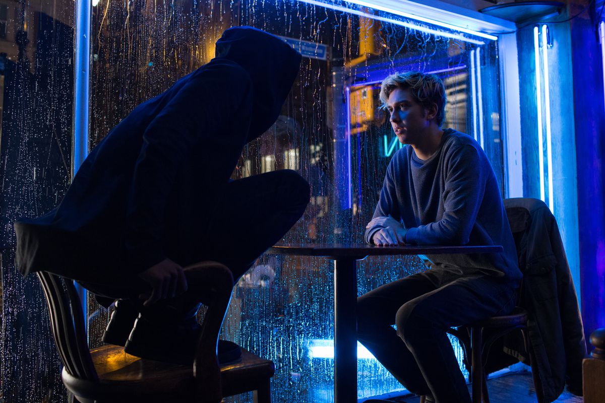 Dans une image tirée du film live-action Death Note de Netflix, Lakeith Stanfield se tient debout sur une chaise en tant que L tout en étant assis en face de Nat Wolff en tant que Light