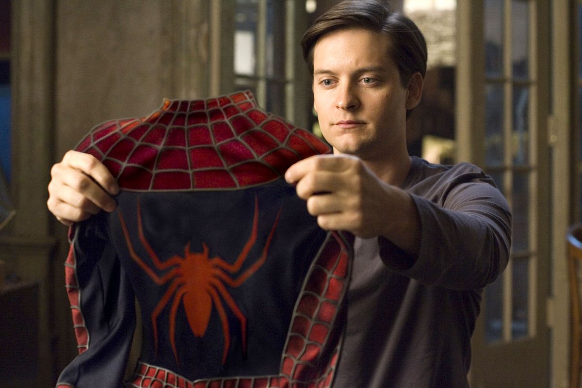 Peter Parker (Tobey Maguire) tient son costume de Spider-Man dans Spider-Man 3