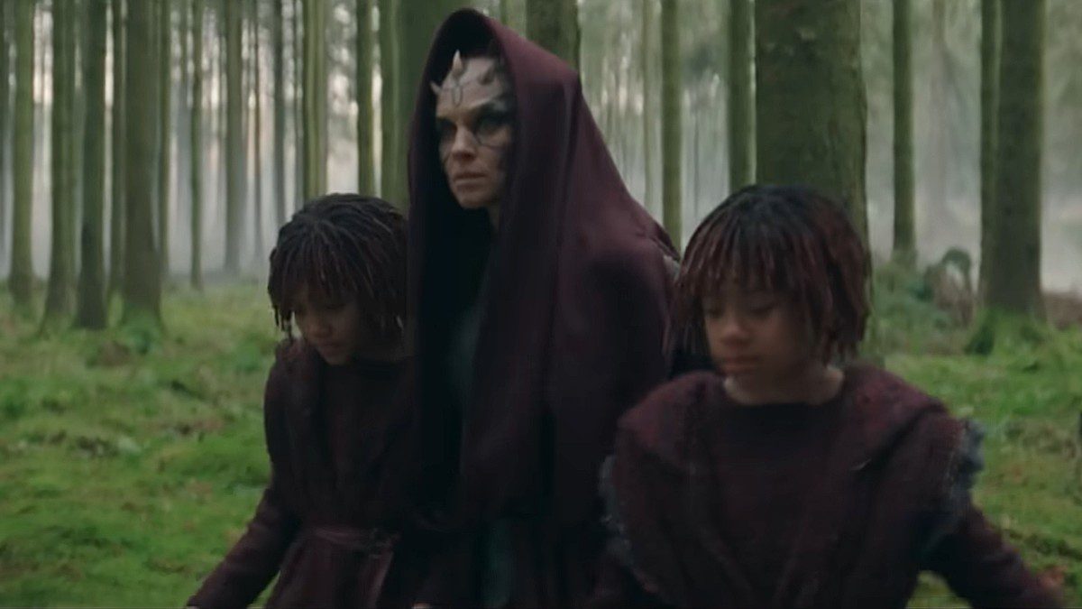 Mae and Osha with their mother in The Acolyte.