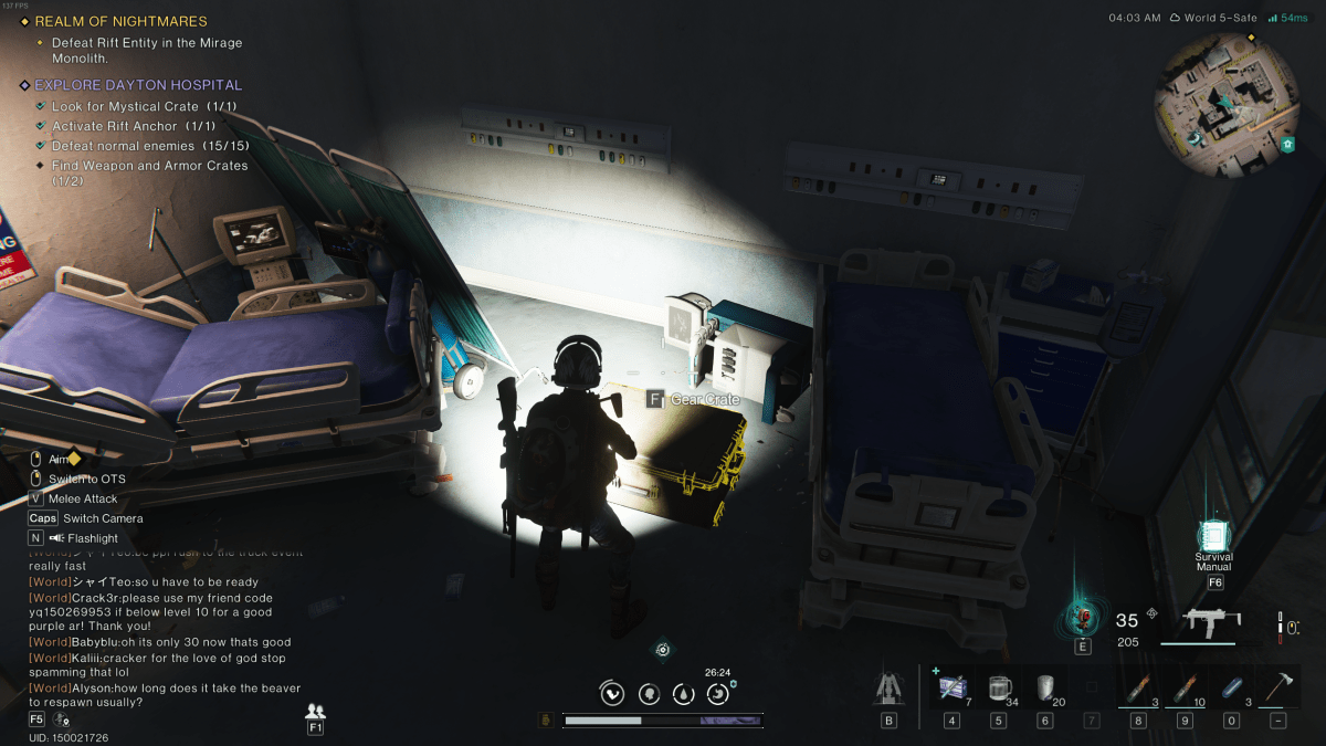 Une chambre d'hôpital sombre avec une caisse coincée contre le mur et du matériel tombé 