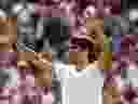 Carlos Alcaraz d'Espagne célèbre son point de championnat remporté contre Novak Djokovic de Serbie lors de la finale du simple messieurs lors du quatorzième jour des championnats de Wimbledon 2024 au All England Lawn Tennis and Croquet Club le 14 juillet 2024 à Londres, en Angleterre. 