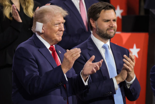 Le candidat républicain à la présidence, l'ancien président américain Donald Trump (à gauche) et le candidat républicain à la vice-présidence, le sénateur américain JD Vance (R-Ohio) apparaissent le premier jour de la Convention nationale républicaine au Fiserv Forum le 15 juillet 2024, à Milwaukee, Wisconsin.