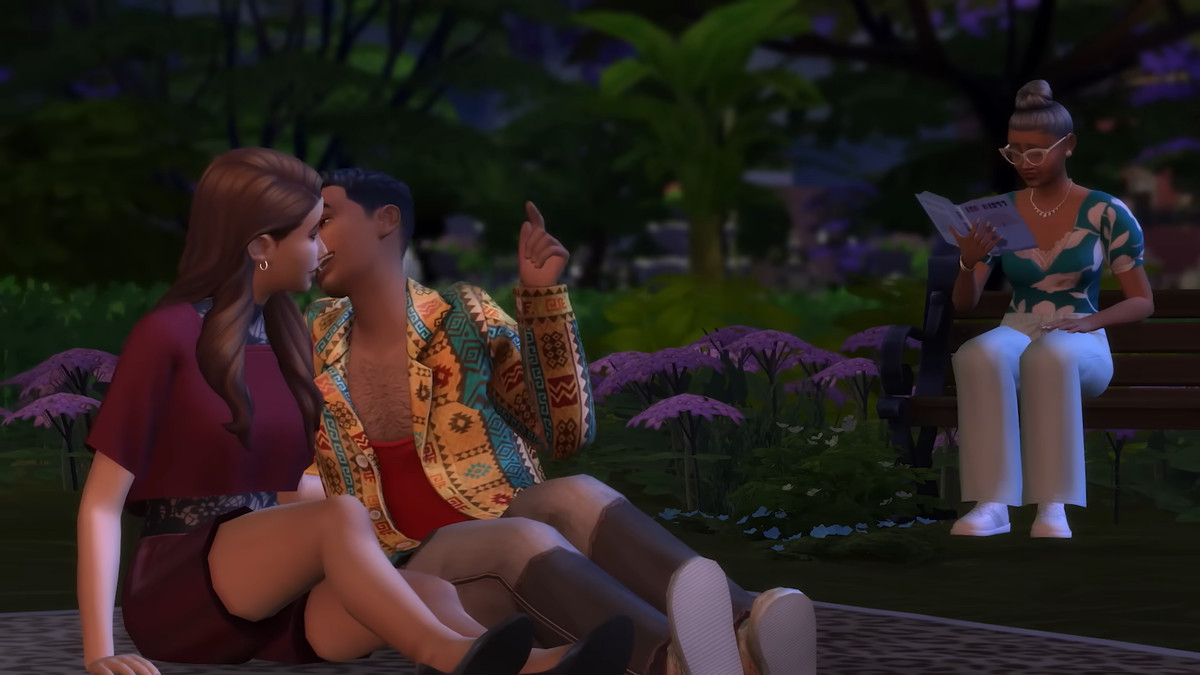 Deux Sims se câlinant dehors pendant qu'une mère regarde.