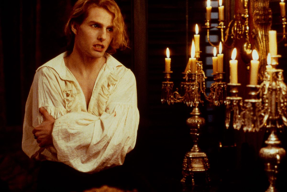 Tom Cruise dans le rôle de Lestat portant une chemise blanche décolletée à froufrous