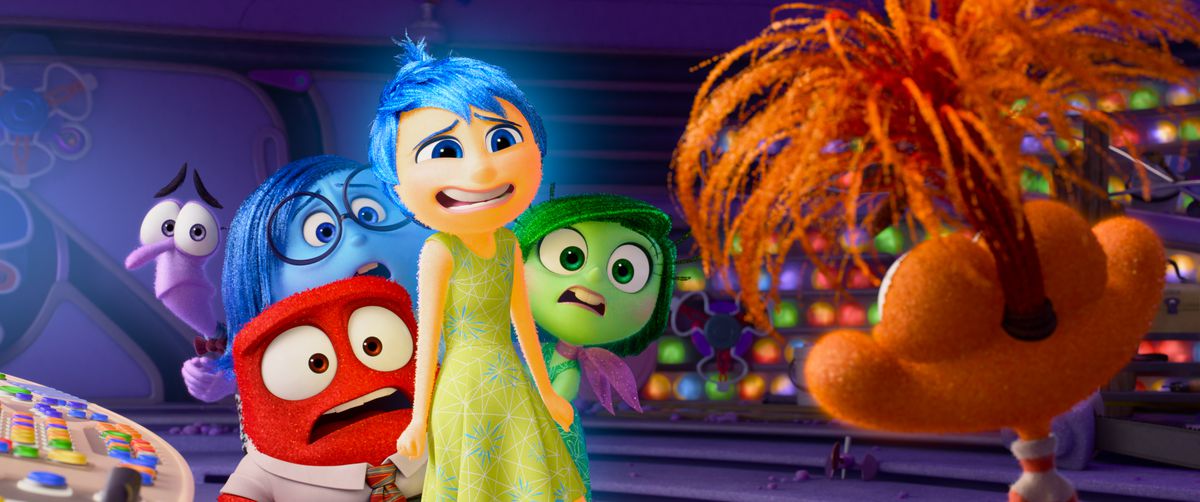 La joie, la tristesse, la colère, le dégoût et la peur regardent avec malaise une nouvelle émotion, l'anxiété, dans Vice-Versa 2 des studios d'animation Pixar
