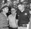 JOUR NOIR DE JUILLET : Le gardien CP Bliss (à gauche sur la photo de gauche) raconte à l'adjoint Emmett Ken Heise et au shérif adjoint Clifford Fosmore comment il a trouvé le corps de Mme Richard C. Robison. GETTY IMAGES