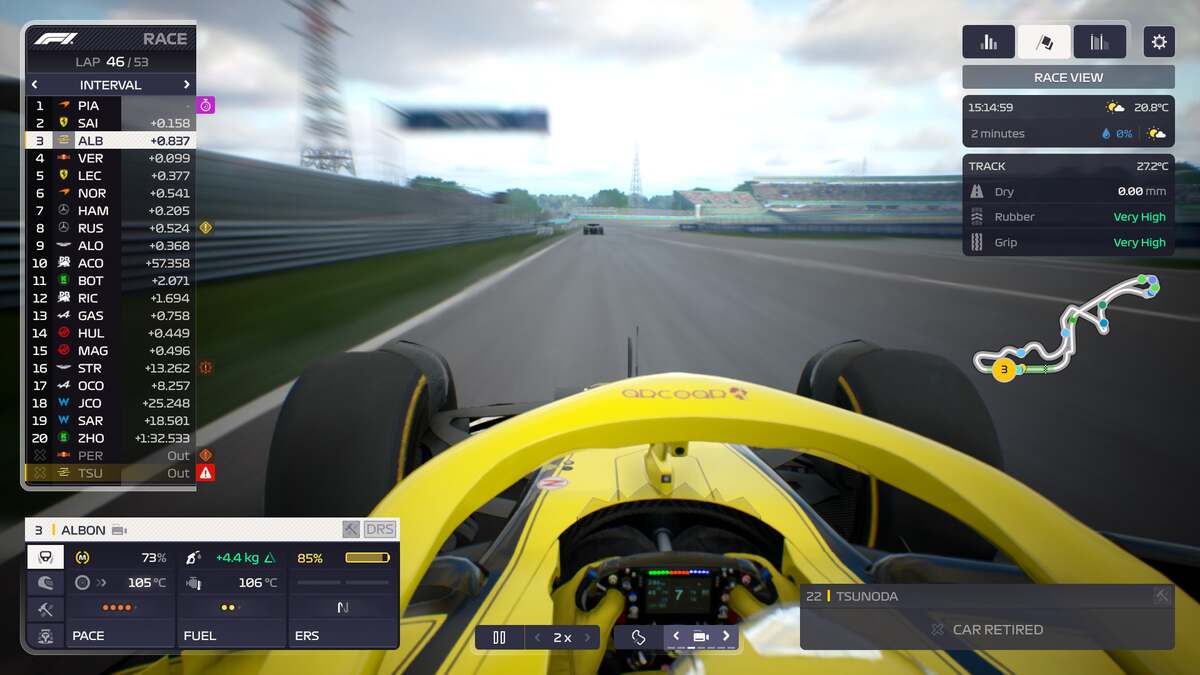 Test de F1 Manager 2024 : La vue sur la piste depuis le cockpit d'une F1 jaune.