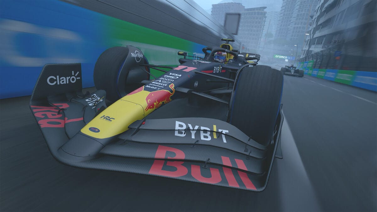 Test de F1 Manager 2024 : gros plan d'une voiture Red Bull F1 pendant une course.