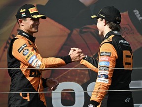 Oscar Piastri (à droite) de McLaren est félicité par son coéquipier Lando Norris