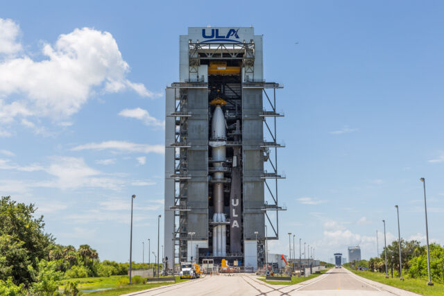 Une fusée Atlas V est entièrement empilée à l'intérieur du hangar de l'ULA à la station spatiale de Cap Canaveral, en Floride, avant la mission finale de la fusée pour la force spatiale américaine.