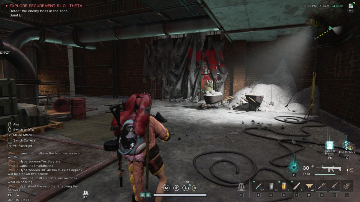 Le joueur se tient dans une pièce en ruine, regardant une porte cachée derrière une bâche noire peinte en rouge dans Silo Securement Theta i nOnce Human