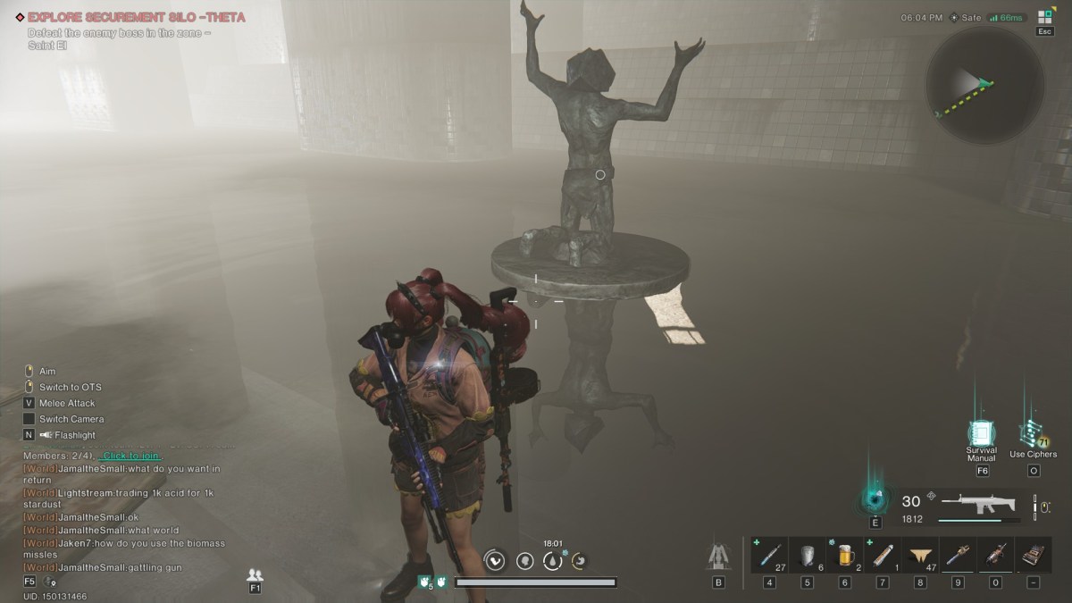 Image d'une statue agenouillée dans l'eau, qui correspond au reflet en dessous 