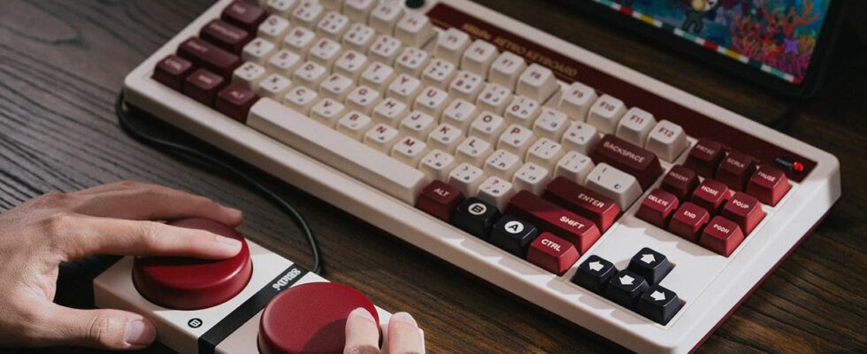 Le clavier inspiré de la Famicom de 8BitDo est en vente à son prix le plus bas à ce jour