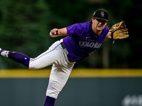 Le lanceur des Rockies du Colorado, Cal Quantrill, effectue un lancer.