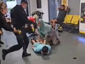 Un policier britannique a été suspendu de toutes ses fonctions jeudi après la publication sur les réseaux sociaux d'une vidéo semblant montrer un policier donnant des coups de pied et piétinant la tête d'un homme allongé sur le sol d'un terminal de l'aéroport de Manchester.