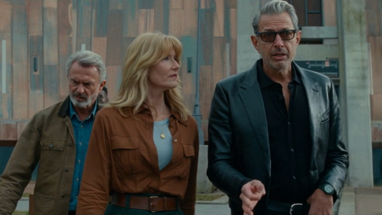 Sam Neill et Laura Dern suivent Jeff Goldblum lors d'une promenade dans Jurassic World Dominion.