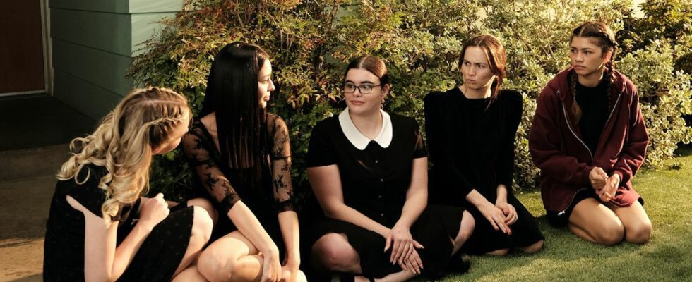 Season 2, Episode 8 of Euphoria: Sydney Sweeney, Alexa Demie, Barbie Ferreira, Maude Apatow, Zendaya sitting on grass in front of house