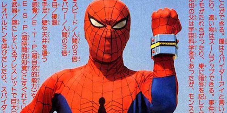 Spider-Man tient un bracelet de style Power Rangers tandis qu'un texte japonais l'entoure sur l'écran dans la série télévisée japonaise Spider-Man, également connue sous le nom de Supaidaman.