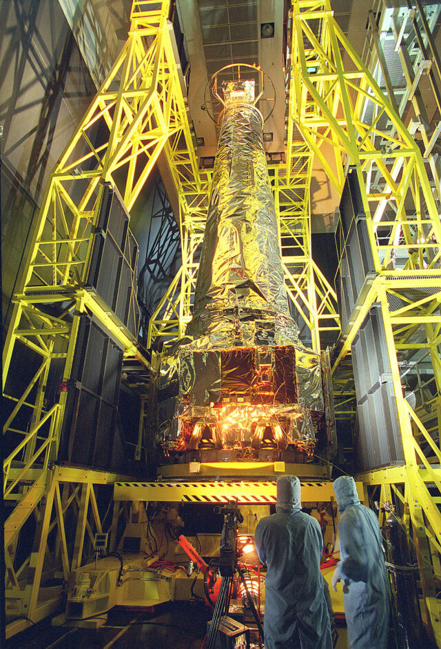 Les techniciens de l'installation satellite de TRW à Redondo Beach, en Californie, inspectent l'observatoire à rayons X Chandra à l'intérieur d'une chambre d'essai avant son lancement en 1999.