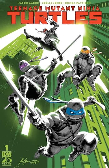 La couverture des nouvelles Tortues Ninja, montrant les frères en noir et blanc avec leurs masques faciaux en couleur, sur un fond de ville teinté de vert