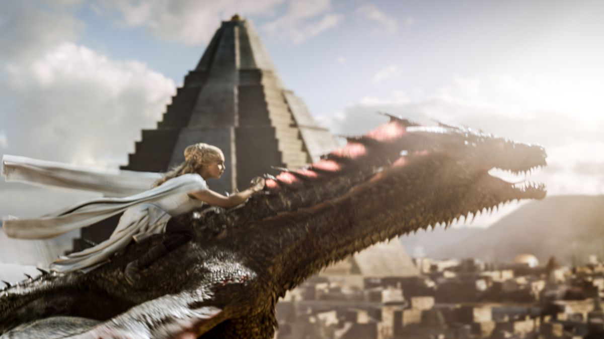 Dany (Emilia Clarke) s'envole sur le dos de son dragon hors de Meereen