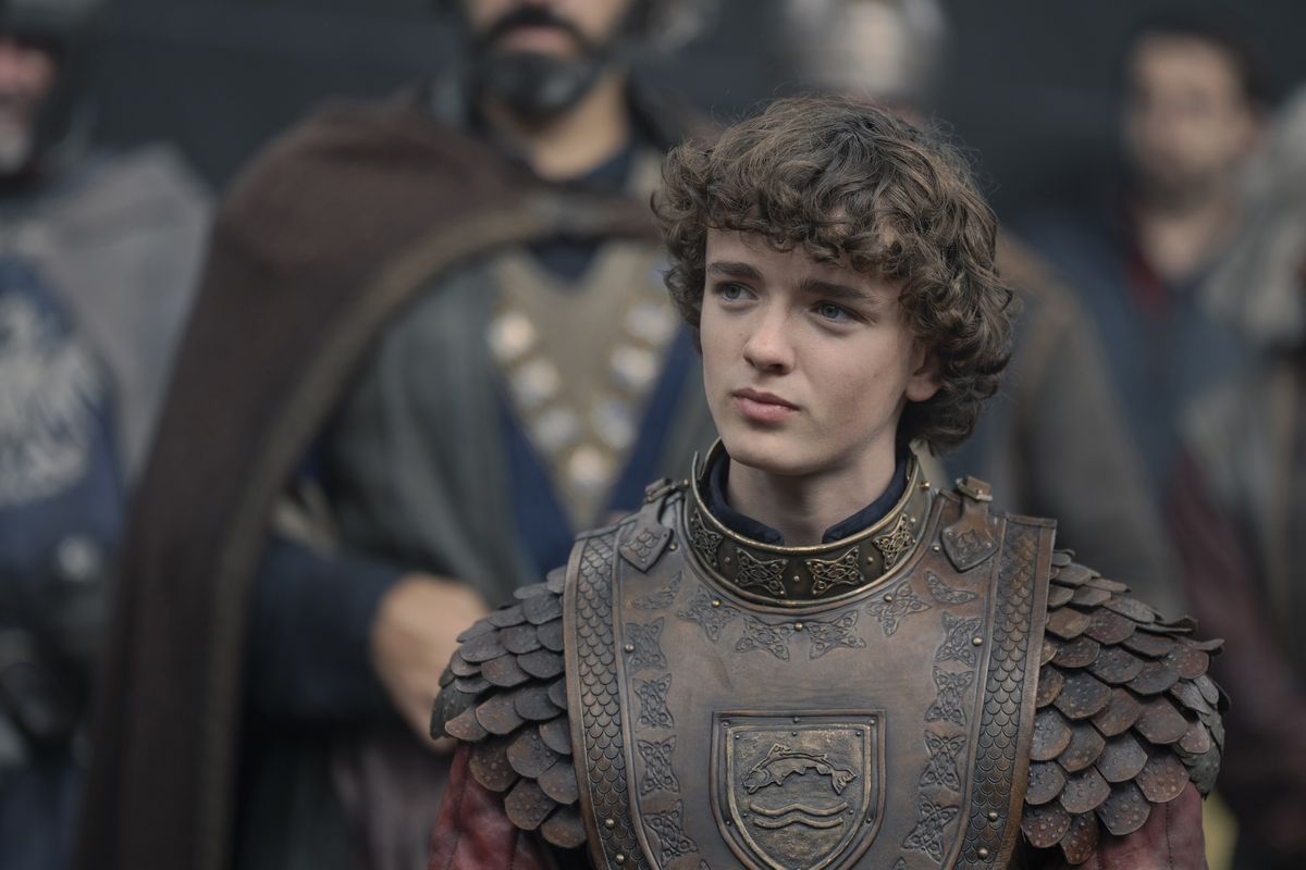 Le jeune Oscar Tully se tient dans son armure devant les autres seigneurs de la rivière dans la saison 2 de House of the Dragon